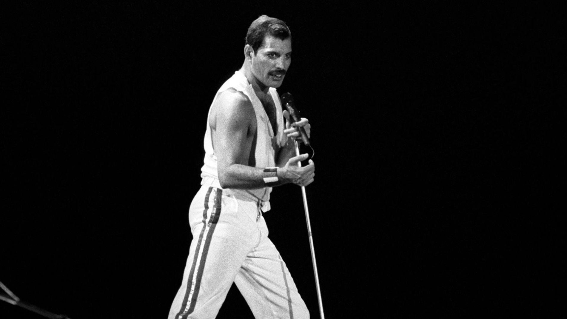 El cantante británico Freddie Mercury, líder del grupo musical "Queen", durante una actuación en una imagen de archivo
