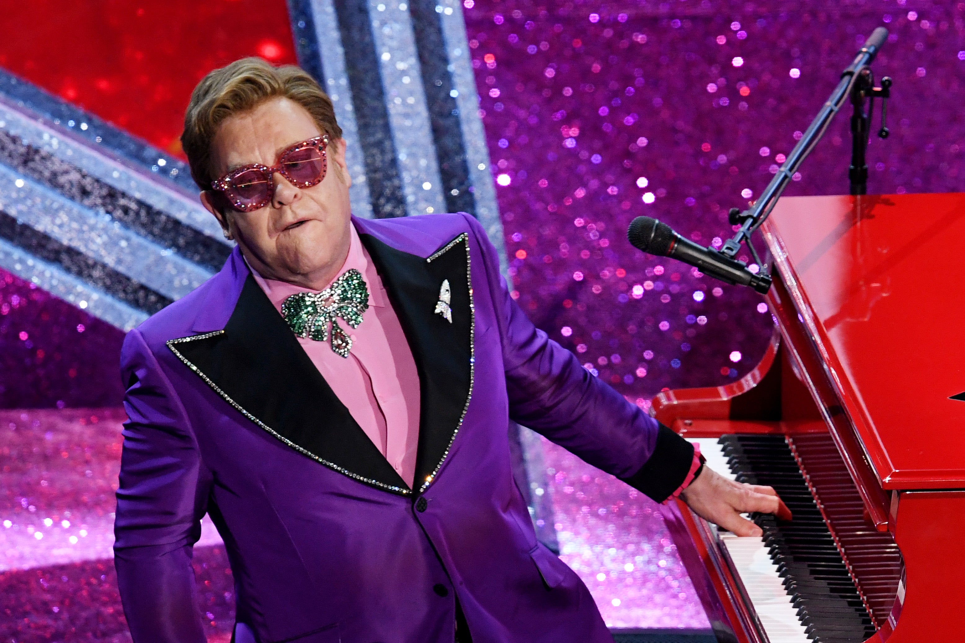 ¡Los 28 años desde que Elton John fue nombrado caballero!