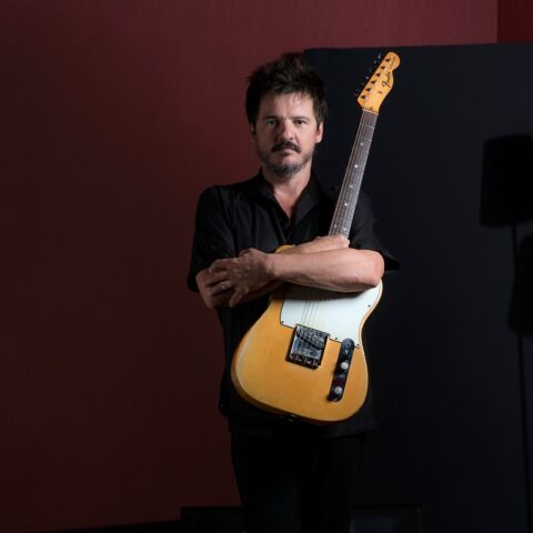 Coque Malla posando con su inseparable guitarra, un objeto de culto para el artista.