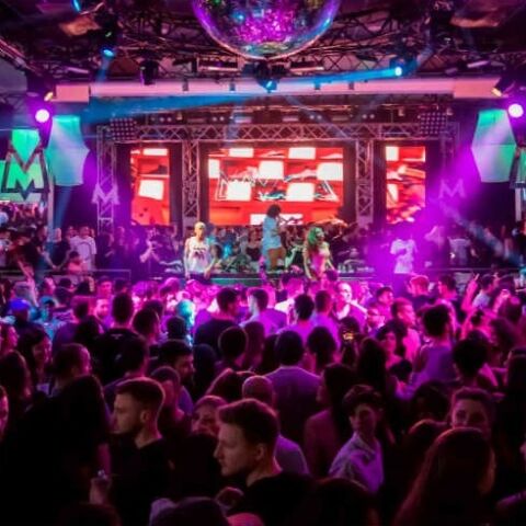 Gente bailando en una discoteca