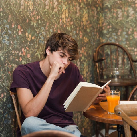 Joven leyendo un libro 