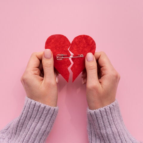 Corazón roto que simula dependencia emocional 